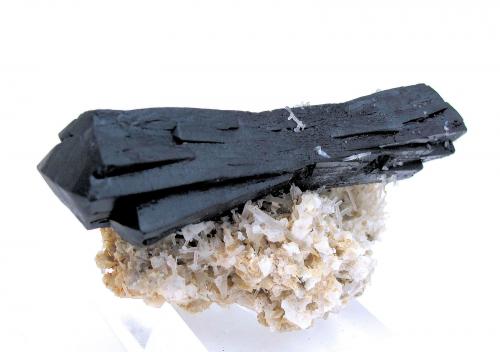 Ilvaite, quartz, calcite
Huanggang Mine, Hexigten Banner, Ulanhad League, Chifeng Prefecture, Inner Mongolia, China
110 mm x 40 mm (Author: Carles Millan)