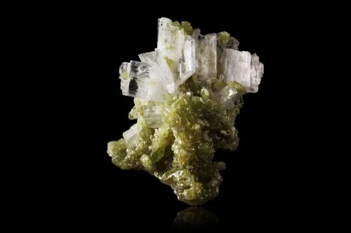 Wollastonite on Vesuvianite<br />Mina Jeffrey, Asbestos, Les Sources RCM, Estrie, Québec, Canadá<br />6,0	x	3,0	x	6,5	cm<br /> (Author: MIM Museum)