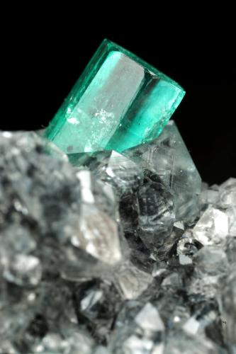 Beryl (variety emerald), Calcite<br />La Pita mining district, Municipio Maripí, Western Emerald Belt, Boyacá Department, Colombia<br />27x34x10mm, xl=10x4.5mm<br /> (Author: Fiebre Verde)