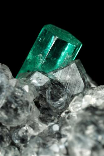Beryl (variety emerald), Calcite<br />La Pita mining district, Municipio Maripí, Western Emerald Belt, Boyacá Department, Colombia<br />27x34x10mm, xl=10x4.5mm<br /> (Author: Fiebre Verde)
