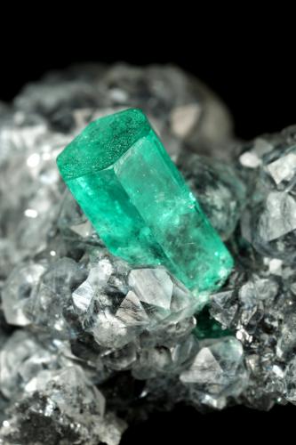 Beryl (variety emerald), Calcite<br />La Pita mining district, Municipio Maripí, Western Emerald Belt, Boyacá Department, Colombia<br />27x34x10mm, xl=10x4.5mm<br /> (Author: Fiebre Verde)