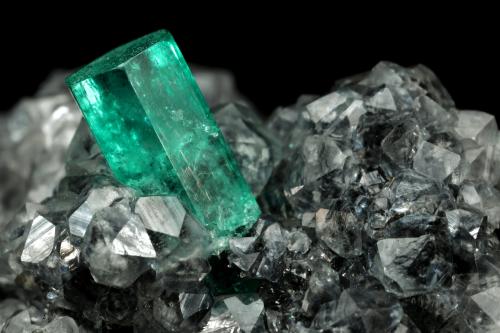 Beryl (variety emerald), Calcite<br />La Pita mining district, Municipio Maripí, Western Emerald Belt, Boyacá Department, Colombia<br />27x34x10mm, xl=10x4.5mm<br /> (Author: Fiebre Verde)