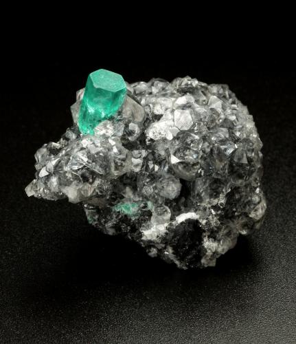 Beryl (variety emerald), Calcite<br />La Pita mining district, Municipio Maripí, Western Emerald Belt, Boyacá Department, Colombia<br />27x34x10mm, xl=10x4.5mm<br /> (Author: Fiebre Verde)