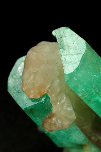 Beryl (variety emerald)<br />Coscuez mining district, Municipio San Pablo de Borbur, Western Emerald Belt, Boyacá Department, Colombia<br />21x30x15mm<br /> (Author: Fiebre Verde)