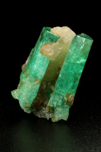 Beryl (variety emerald)<br />Coscuez mining district, Municipio San Pablo de Borbur, Western Emerald Belt, Boyacá Department, Colombia<br />21x30x15mm<br /> (Author: Fiebre Verde)