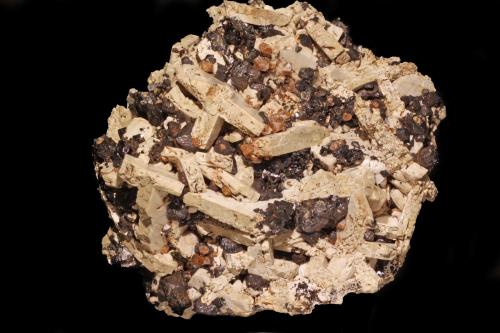 Microclina, Magnetita, Zircón<br />Zona Imilchil, Anti-Atlas, Provincia Er Rachidia, Región Drâa-Tafilalet, Marruecos<br />9,5 x 9,5 x 4,5 cm.<br /> (Autor: carles)
