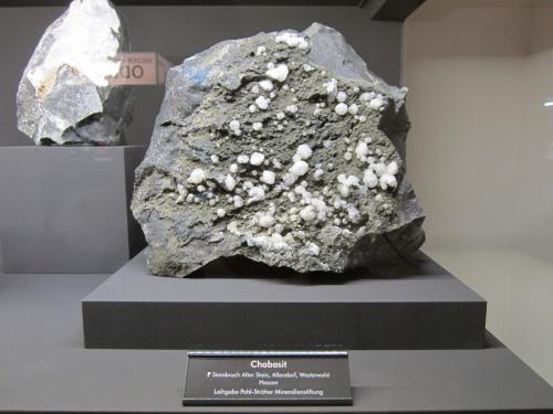 Chabazite (Series)<br />Cantera Alter Stein, Allendorf, Greifenstein, Lahn-Dill-Kreis, Región Gießen, Hesse/Hessen, Alemania<br />Specimen size 20 cm<br /> (Author: Tobi)