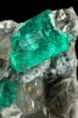 Beryl (variety emerald), Albite (variety cleavelandite), Dolomite<br />La Pita mining district, Cunas Mine, Municipio Maripí, Western Emerald Belt, Boyacá Department, Colombia<br />35x21x16mm, main xl=11x8mm<br /> (Author: Fiebre Verde)