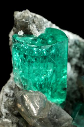 Beryl (variety emerald), Albite (variety cleavelandite), Dolomite<br />La Pita mining district, Cunas Mine, Municipio Maripí, Western Emerald Belt, Boyacá Department, Colombia<br />35x21x16mm, main xl=11x8mm<br /> (Author: Fiebre Verde)