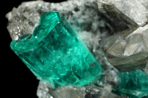 Beryl (variety emerald), Albite (variety cleavelandite), Dolomite<br />La Pita mining district, Cunas Mine, Municipio Maripí, Western Emerald Belt, Boyacá Department, Colombia<br />35x21x16mm, main xl=11x8mm<br /> (Author: Fiebre Verde)