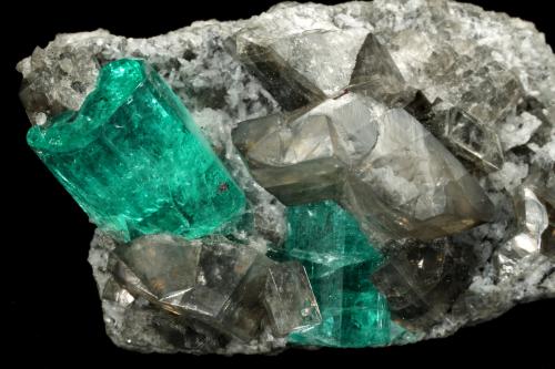 Beryl (variety emerald), Albite (variety cleavelandite), Dolomite<br /><br />35x21x16mm, main xl=11x8mm<br /> (Author: Fiebre Verde)