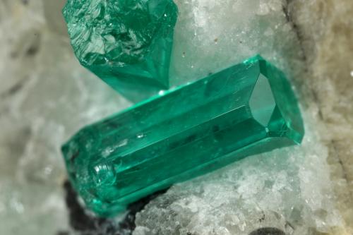 Beryl (variety emerald), Calcite<br />Gachalá mining district, Municipio Gachalá, Eastern Emerald Belt, Cundinamarca Department, Colombia<br />39x27x25mm, main xl=11mm<br /> (Author: Fiebre Verde)