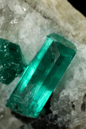 Beryl (variety emerald), Calcite<br />Gachalá mining district, Municipio Gachalá, Eastern Emerald Belt, Cundinamarca Department, Colombia<br />39x27x25mm, main xl=11mm<br /> (Author: Fiebre Verde)