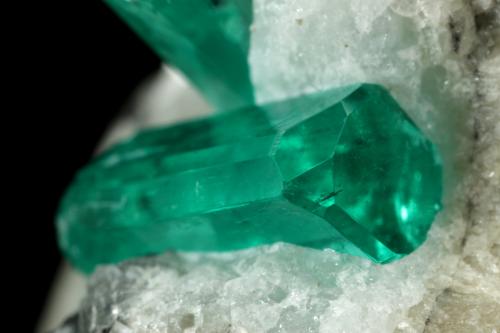 Beryl (variety emerald), Calcite<br />Gachalá mining district, Municipio Gachalá, Eastern Emerald Belt, Cundinamarca Department, Colombia<br />39x27x25mm, main xl=11mm<br /> (Author: Fiebre Verde)