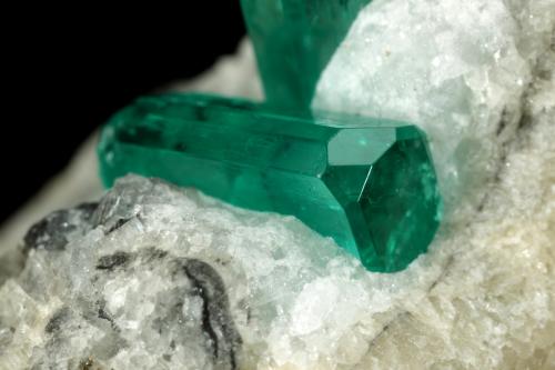 Beryl (variety emerald), Calcite<br />Gachalá mining district, Municipio Gachalá, Eastern Emerald Belt, Cundinamarca Department, Colombia<br />39x27x25mm, main xl=11mm<br /> (Author: Fiebre Verde)