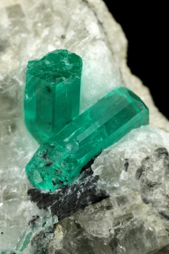 Beryl (variety emerald), Calcite<br />Gachalá mining district, Municipio Gachalá, Eastern Emerald Belt, Cundinamarca Department, Colombia<br />39x27x25mm, main xl=11mm<br /> (Author: Fiebre Verde)