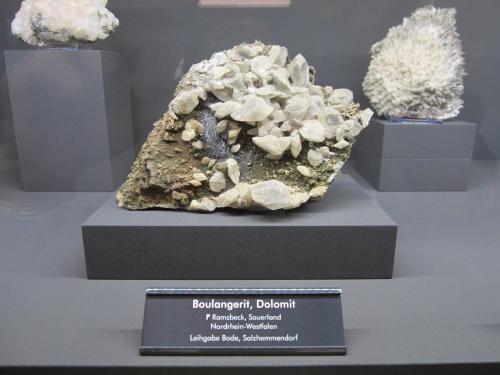 Boulangerite, Dolomite<br />Ramsbeck, Bestwig, Distrito Hochsauerland, Arnsberg, Renania del Norte-Westfalia/Nordrhein-Westfalen, Alemania<br />~ 13 cm<br /> (Author: Tobi)