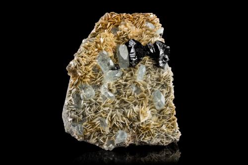 Cassiterite with Beryl (variety goshenite) and Muscovite<br />Huya township, Mount Xuebaoding, Pingwu, Mianyang Prefecture, Sichuan Province, China<br />22,0	x	26,5	x	8,5	cm<br /> (Author: MIM Museum)