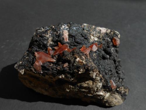 Rodocrosita y Fluorita<br />Uchucchacua Mine, Oyón Province, Lima Department, Peru<br />9 x 4,5 x 4 cm<br /> (Autor: Antonio Alcaide)