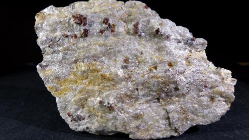 Almandino (Grupo Granate)<br />Carmina Mine, Llançà, Comarca Alt Empordà, Gerona / Girona, Catalonia / Catalunya, Spain<br />7 x 5 x 0,5 cm<br /> (Autor: Javier Rodriguez)