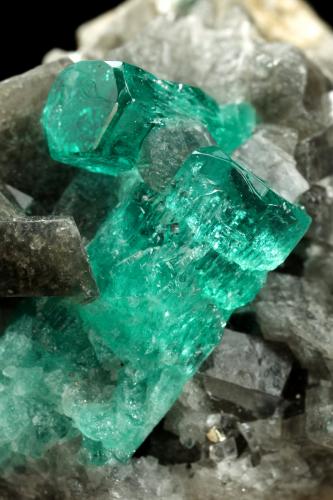 Beryl (variety emerald), Calcite, Pyrite<br />Chivor (distrito minero), Municipio Chivor, Cinturón Esmeraldífero Oriental, Departamento Boyacá, Colombia<br />38x24x29mm, largest xl=17mm<br /> (Author: Fiebre Verde)