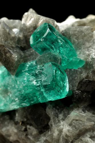 Beryl (variety emerald), Calcite, Pyrite<br />Chivor (distrito minero), Municipio Chivor, Cinturón Esmeraldífero Oriental, Departamento Boyacá, Colombia<br />38x24x29mm, largest xl=17mm<br /> (Author: Fiebre Verde)