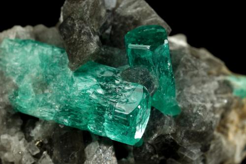 Beryl (variety emerald), Calcite, Pyrite<br />Chivor (distrito minero), Municipio Chivor, Cinturón Esmeraldífero Oriental, Departamento Boyacá, Colombia<br />38x24x29mm, largest xl=17mm<br /> (Author: Fiebre Verde)