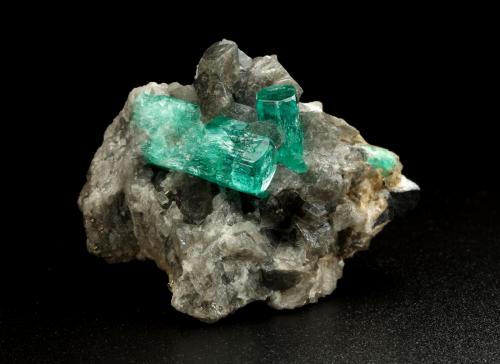 Beryl (variety emerald), Calcite, Pyrite<br />Chivor (distrito minero), Municipio Chivor, Cinturón Esmeraldífero Oriental, Departamento Boyacá, Colombia<br />38x24x29mm, largest xl=17mm<br /> (Author: Fiebre Verde)