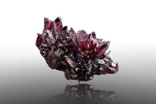 Proustite<br />Dolores Tercera Mine, Chañarcillo, Copiapó Province, Atacama Region, Chile<br />4,0	x	5,5	x	2,5	cm<br /> (Author: MIM Museum)