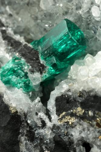 Beryl (variety emerald), Calcite, Pyrite<br />Coscuez (distrito minero), Municipio San Pablo de Borbur, Cinturón Esmeraldífero Occidental, Departamento Boyacá, Colombia<br />70x65x43mm, xl=12mm<br /> (Author: Fiebre Verde)