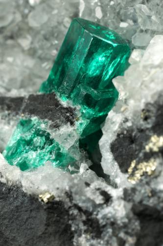 Beryl (variety emerald), Calcite, Pyrite<br />Coscuez (distrito minero), Municipio San Pablo de Borbur, Cinturón Esmeraldífero Occidental, Departamento Boyacá, Colombia<br />70x65x43mm, xl=12mm<br /> (Author: Fiebre Verde)