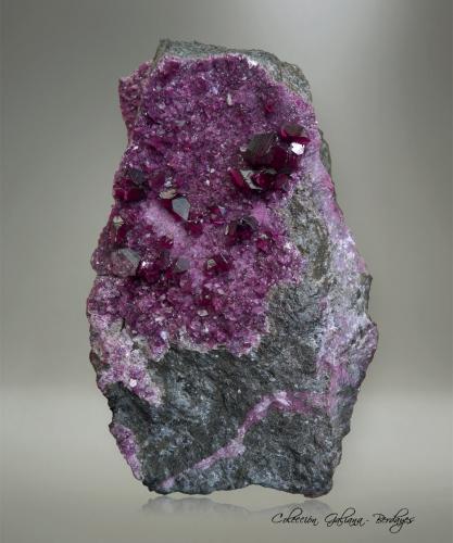 Clinocloro (variedad clinocloro crómico / kämmererita)<br />Mina Kop Krom, Kop Daglari, Provincia Erzurum, Región Anatolia Oriental, Turquía<br />84 x 46 x 42 mm.<br /> (Autor: Rafael Galiana)