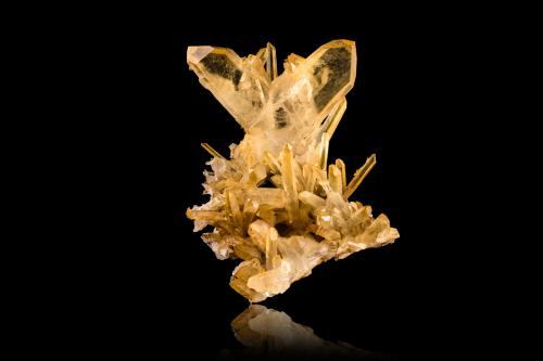 Quartz<br />Les Rivoirands, Vizille, Grenoble, Isère, Auvergne-Rhône-Alpes, France<br />7,0	x	6,0	x	9,0	cm<br /> (Author: MIM Museum)