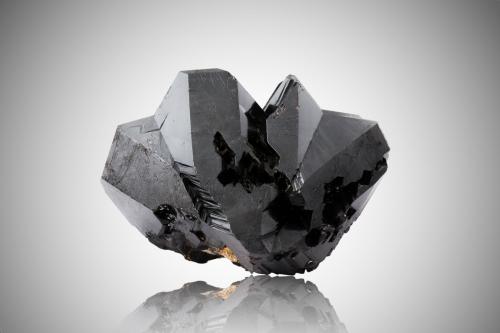 Cassiterite<br />Horní Slavkov (Schlaggenwald), Región Karlovy Vary, Bohemia, República Checa<br />6,5	x	6,0	x	5,0	cm<br /> (Author: MIM Museum)