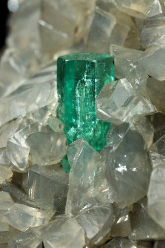 Beryl (variety emerald), Calcite, Dolomite<br />Muzo mining district, Western Emerald Belt, Boyacá Department, Colombia<br />54x53x31mm, xl=5mm<br /> (Author: Fiebre Verde)