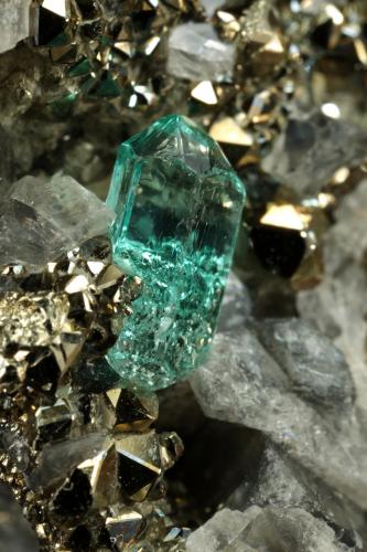 Beryl (variety emerald), Calcite, Pyrite<br />Chivor (distrito minero), Mina El Acuario, Municipio Chivor, Cinturón Esmeraldífero Oriental, Departamento Boyacá, Colombia<br />33x41x21mm, xl=8mm<br /> (Author: Fiebre Verde)