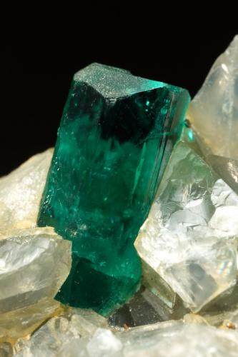 Beryl (variety emerald), Calcite, Dolomite, Pyrite<br />Chivor mining district, Municipio Chivor, Eastern Emerald Belt, Boyacá Department, Colombia<br />50x39x20mm, xl=10mm<br /> (Author: Fiebre Verde)