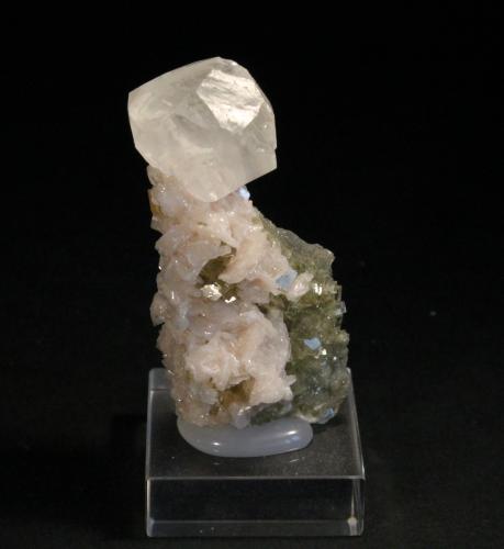 Calcita, Barita y Fluorita<br />Mina Moscona, El Llano, Solís, Corvera de Asturias, Comarca Avilés, Principado de Asturias (Asturias), España<br />5 x 3 cm. (Cristal de calcita: 2 cm).<br /> (Autor: Darío Menéndez)