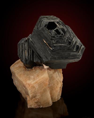 Biotite on Calcite<br />Arandis, Distrito Swakopmund, Región Erongo, Namibia<br />8,0	x	6,5	x	10,0	cm<br /> (Author: MIM Museum)