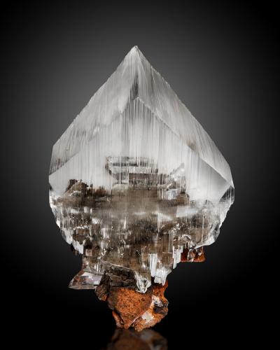 Gypsum on limonite<br />Mina Gibraltar, Cueva de las Espadas, Naica, Municipio Saucillo, Chihuahua, México<br />30,0	x	15,0	x	44,0	cm<br /> (Author: MIM Museum)