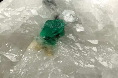 Beryl (variety emerald), Calcite<br />Muzo mining district, Western Emerald Belt, Boyacá Department, Colombia<br />72x37x48, xl=5mm<br /> (Author: Fiebre Verde)