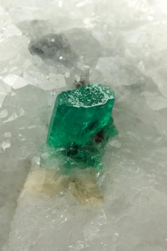 Beryl (variety emerald), Calcite<br />Muzo mining district, Western Emerald Belt, Boyacá Department, Colombia<br />72x37x48, xl=5mm<br /> (Author: Fiebre Verde)
