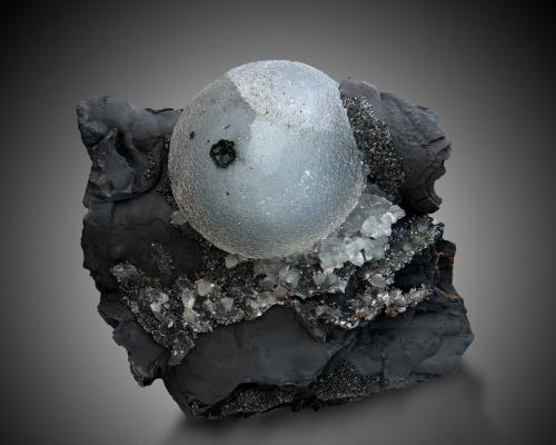 Smithsonite and Coronadite<br />Broken Hill Proprietary Mine, Broken Hill, Yancowinna County, New South Wales, Australia<br />9,0	x	7,5	x	3,5	cm<br /> (Author: MIM Museum)