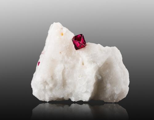 Spinel on Calcite<br />Valle Mogok, Mogok, Distrito Pyin-Oo-Lwin, Región Mandalay (Division Mandalay), Myanmar (Burma)<br />6,5	x	4,0	x	5,5	cm<br /> (Author: MIM Museum)