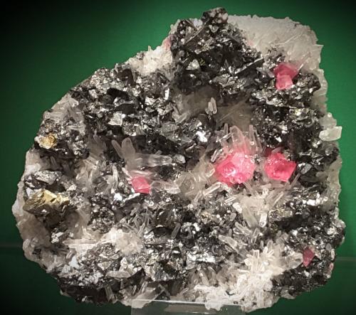 Rhodochrosite, Tetrahedrite, Chalcopyrite, Quartz<br />Mina Sweet Home, Corner pocket, labores Watercourse, Monte Bross, Distrito Alma, Condado Park, Colorado, USA<br />13x11 cm<br /> (Author: chris)