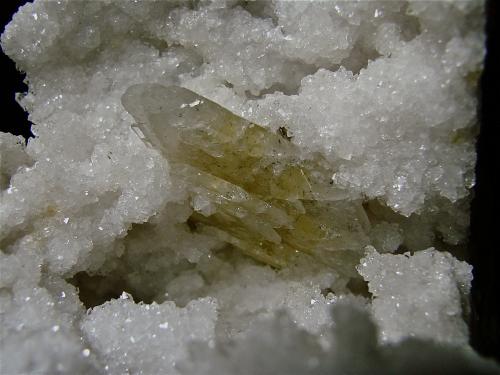 Barite on Quartz<br />Afloramientos Carretera Estatal 37, Harrodsburg, Clear Creek, Condado Monroe, Indiana, USA<br />Barite 5cm, millerite 3cm, all on a 10 cm quartz geode<br /> (Author: Bob Harman)