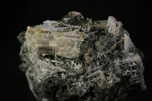 Escapolita<br />Mina Carlés, Ballotal-El Fuxaco, Carlés, Salas, Comarca Valle del Narcea, Principado de Asturias (Asturias), España<br />8,5x6 cm<br /> (Autor: minero1968)