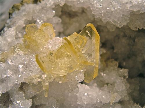 Barite on Quartz<br />State Route 37 road cuts, Harrodsburg, Clear Creek Township, Monroe County, Indiana, USA<br />The barite grouping is 4.2cm the largest double terminated crystal is 2.5cm. The quartz geode is 10 cm.<br /> (Author: Bob Harman)
