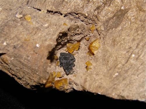 Fluorite and Sphalerite<br />Carretera Estatal 37, Bedford, Shawswick, Condado Lawrence, Indiana, USA<br />Fluorite is 0.8 cm  sphalerite is 1.0 cm<br /> (Author: Bob Harman)