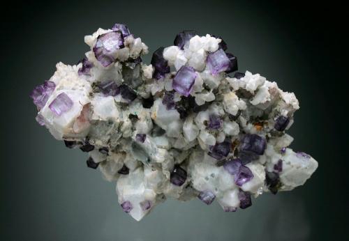 Fluorite on Quartz<br />Mina East Pool, Illogan, Distrito Camborne - Redruth - Saint Day, Cornwall, Inglaterra / Reino Unido<br />7x4x2 cm overall size<br /> (Author: Jesse Fisher)